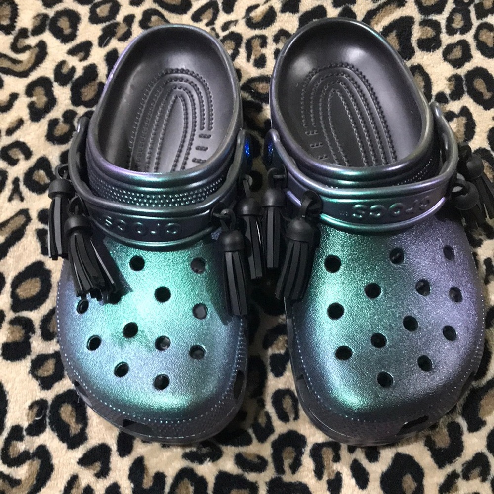 NWOT. Women’s Crocs iridescent green/black tassels